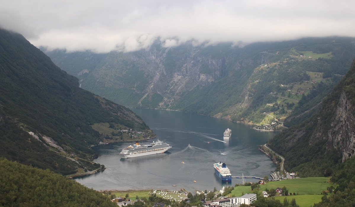 Using trekking poles on steep descents